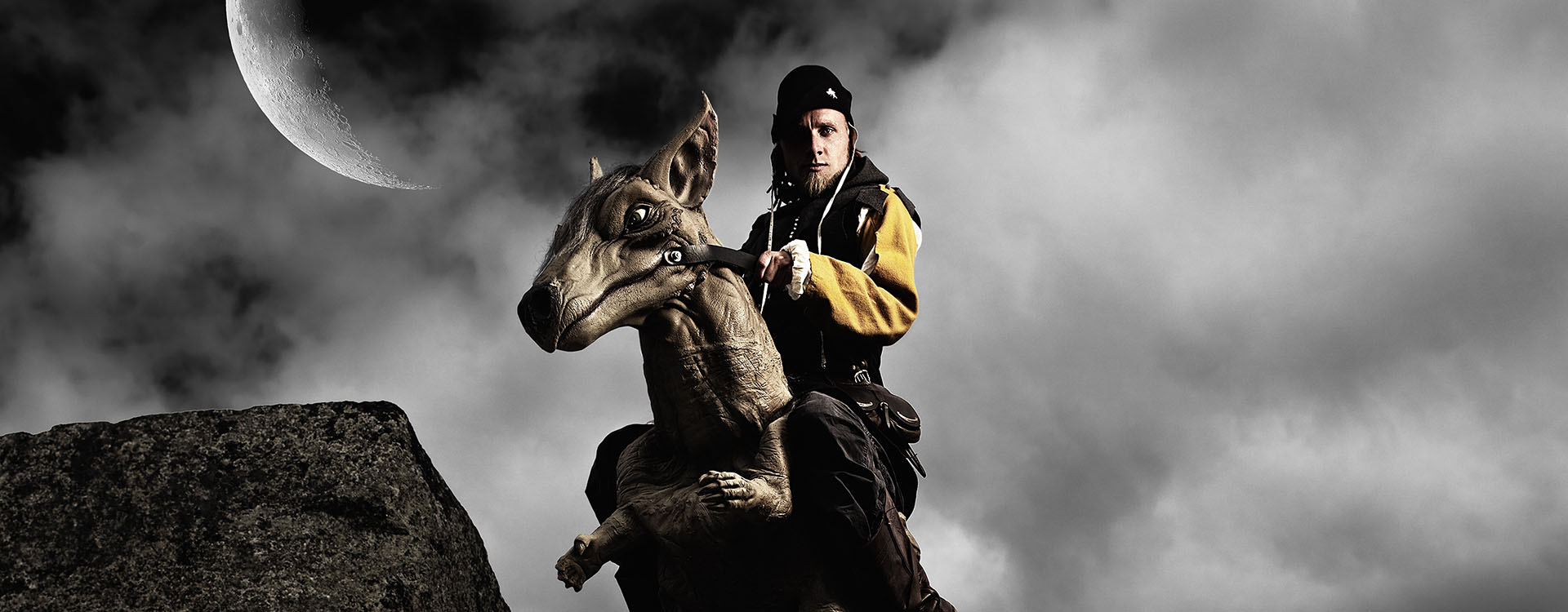 Draken Sötnos och Arkadia står på en klippa i månskenet.
