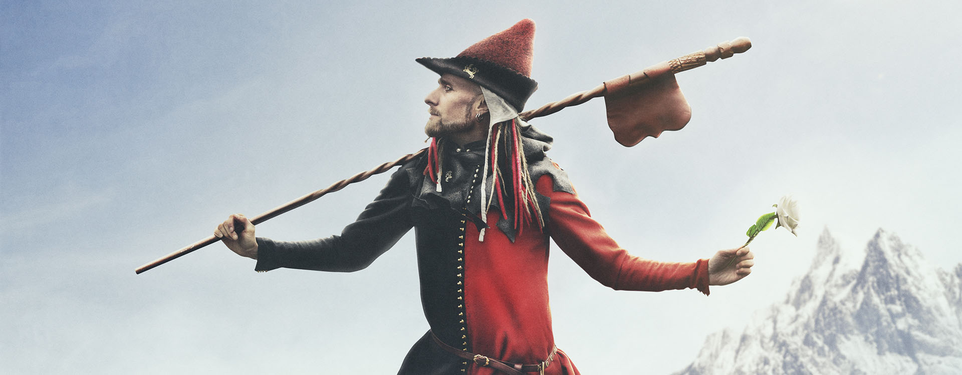 Arkadia klädd i medeltidskläder och liknar Tarotkortet "The Fool"