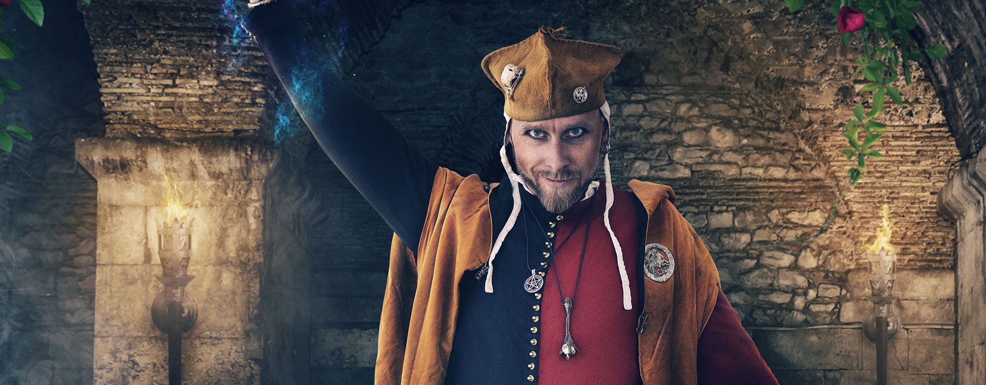 Arkadia klädd i magikerkläder som ser ut som Tarotkortet "The Magician".