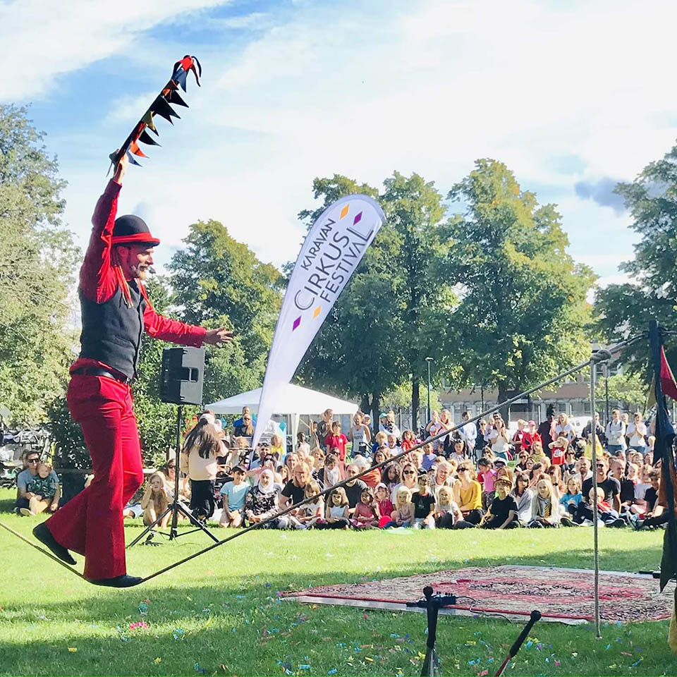 Lindans-karavan Arkadia går på lina på Karavans Cirkusfestival framför en förväntansfull publik.